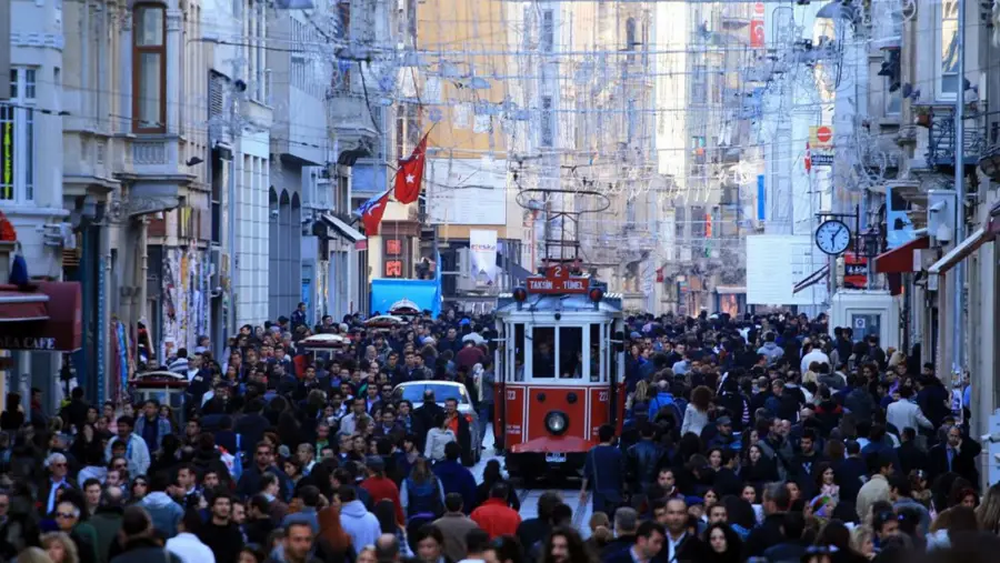 Memlekette toprağı olan İstanbul'u terk ediyor